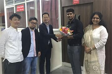 学生に内定を渡した記念撮影