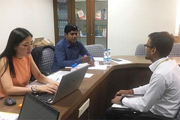 インドの理系大学で日本人の採用担当と大学生が面接している様子