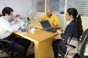 和やかなムードの中、一人一人の内定者にプロジェクト、将来の目標をヒアリング