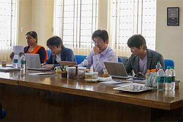 悩みながら優秀なインド人学生を選考している日本企業