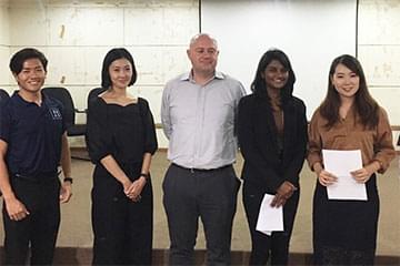 株式会社シナプスイノベーションとインド人大学生の内定者と記念撮影