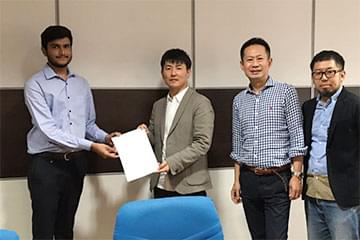 日本企業が学生に内定を渡した記念写真