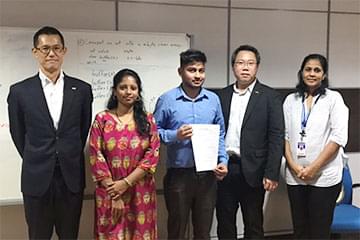 サトーホールディングス株式会社が学生に内定を渡した記念写真