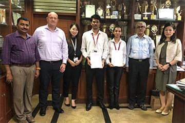 インド大学の校長室にて内定者と記念撮影