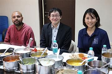 お昼に大学が用意するカレーを企業と通訳者とZenkenのスタッフが食べる