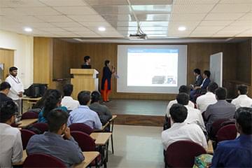 日本企業の会社説明会中に学生も真剣