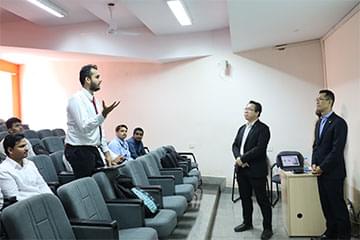 面接前の会社説明会で、学生が日本企業に真剣に質問をする様子