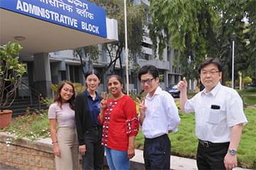 キャンパス内で株式会社横森製作所とZenkenのスタッフの記念写真